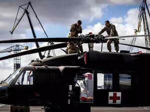 جنود اميركيون يعملون على مروحية بلاك هوك في ميناء روتردام 