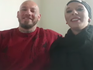 طرد زوجة مصارع نمساوي من عملها بعد إسلامها وارتدائها الحجاب