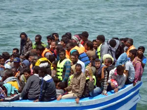 إيطاليا توافق على استقبال مهاجرين عالقين في المتوسط منذ 40 يوما