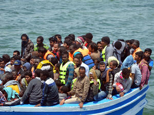 إيطاليا توافق على استقبال مهاجرين عالقين في المتوسط منذ 40 يوما