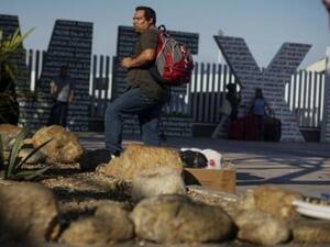 مهاجر من هندوراس ينتظر عندالحدود بين المكسيك والولايات المتحدة 