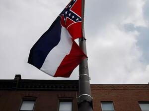 علم ولاية ميسيسيبي الأميركية مرفرفاً خلال تظاهرة في فيلادلفيا 