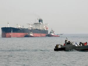 إيران تفرج عن 9 هنود من أفراد طاقم ناقلة نفط بريطانية