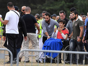 ناجٍ من مذبحة مسجد نيوزيلندا يحضر مراسم دفن أبيه وأخيه على كرسي متحرك