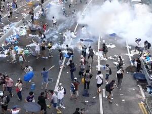 فوضى تعم هونغ كونغ ومحتجون يقتحمون طريقا رئيسيا