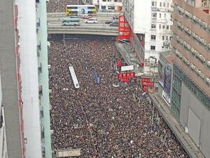 رئيسة السلطة التنفيذية في هونغ كونغ تعتذر والتظاهرات مستمرة