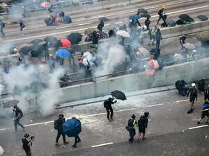 اطلاق غاز مسيل للدموع على متظاهرين في هونغ كونغ