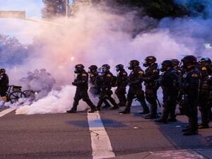 السلطات الأمريكية تحقق بواقعة تحليق مروحية عسكرية فوق محتجين في واشنطن