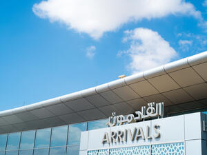 مطار أبوظبي الدولي يتوفر في المطار أنظمة ذكية أخرى متعددة للحفاظ على صحة وسلامة المسافرين في ظل جائحة كورونا، فتتوفر أنظمة تعقيم ذاتية للسلالم الكهربائية في المطار