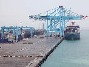 سيشهد ميناء خليفة زيادة في طاقته الاستيعابية البالغة حاليا 5 ملايين حاوية نمطية، لتصل إلى 7.5 مليون حاوية نمطية