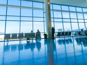 مع تزايد عدد الأميركيين الذين يتم تطعيمهم بدأ الطلب والحجوزات سلفا في الارتفاع في الأسابيع الأخيرة عدد المسافرين بالمطارات الأميركية يرتفع لأعلى مستوى منذ مارس 2020