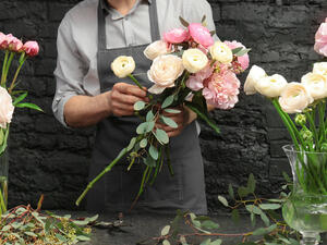 من خلال الشراكة مع أكثر محلات الزهور شهرة في دبي مثل Flowers.ae و Royal Flowers و Blush Petals، تجعل InstaShop توصيل الزهور سريعًا ممكنًا