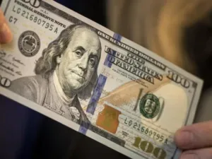الدولار يتجه قرب أعلى مستوياته منذ أبريل