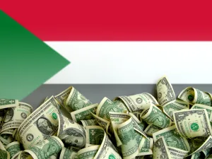 المصارف السودانية ظلت منذ فبراير 2018، تشهد تزاحما للعملاء للحصول على مبالغ مالية من أرصدتهم لتلبية احتياجاتهم اليومية
