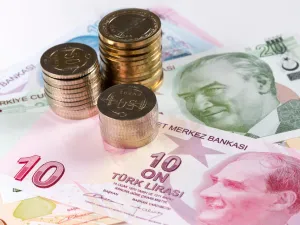 الليرة التركية تنخفض إلى 7.0 ليرات مقابل الدولار