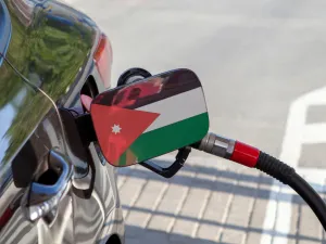  تبلغ قيمة الضريبة على البنزين أوكتان 98 حوالى 20 دولاراً للصفيحة (20 لتراً)، والبنزين أوكتان 95 حوالى 16.3 دولاراً، والبنزين أوكتان 90 حوالى 10.5 دولارات