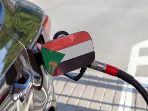 مع انعدام الوقود في المحطات، تعطلت وسائل المواصلات، ورفع بعض السائقين التعرفة إلى ثلاثة أضعاف