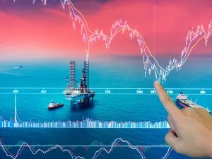 الأحمر يسيطر على بورصات الخليج بعد انهيار أسعار النفط 