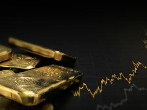 الذهب ينخفض مع صعود الدولار