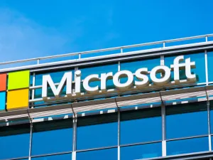 تشمل بعض مزايا هذا النهج الموحد، وفقا لشركة Microsoft، تجربة مستخدم مبسطة، وتخزين أقل على هاتف المستخدم مقارنةً بتثبيت ثلاثة تطبيقات منفصلة)
