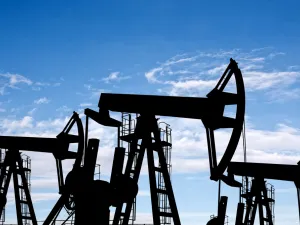 "برنت" يهوي 28% دون 19 دولار لأدنى مستوى منذ 2001