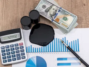 أسعار النفط تخسر من جديد بفعل زيادة المخزونات الأمريكية