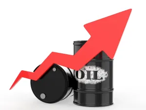 أسعار النفط تقفز بعد تخفيضات الإنتاج