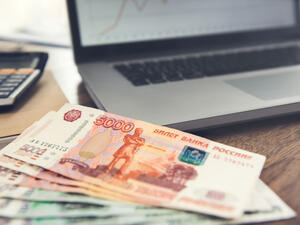 تتلقى الأسواق الروسية الدعم من أسعار النفط التي ارتفعت بعد أن قالت روسيا إن تعاونها مع أوبك بشأن تخفيضات الإنتاج سيستمر