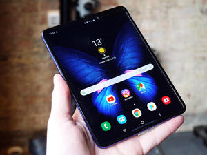يأتي الهاتف مع شاشة AMOLED قابلة للطي 7.3 بوصة من الداخل