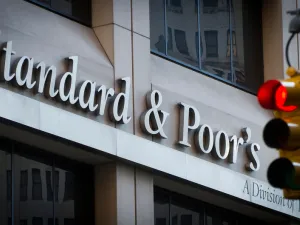 S&P تغير النظرة المستقبلية لـ 30% من بنوك العالم إلى سلبية