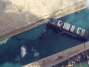 كانت السفينة البالغ طولها 400 متر وعرضها 59 متراً وحمولتها الإجمالية 224 ألف طن، تقوم برحلة من الصين إلى روتردام في هولندا «قناة السويس» تتحفظ على «إيفر غيفن» حتى سداد 900 مليون دولار