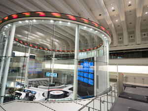 بورصة طوكيو تعلن عن تعليق التداول في جميع الأسهم بسبب خلل في النظام