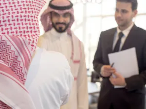 نظام الكفيل في السعودية صدر عام 1371هـ بهدف تنظيم العلاقة بين العامل الوافد وصاحب العمل، من خلال وساطة مكاتب الاستقدام