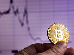أسعار بيتكوين تنخفض إلى 41.4 ألف دولار 
