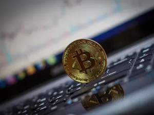 بيتكوين تتجاوز حاجز الـ 62 ألف دولار 