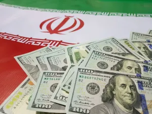 الريال الإيراني يتجه نحو أدنى مستوى على الإطلاق أمام الدولار