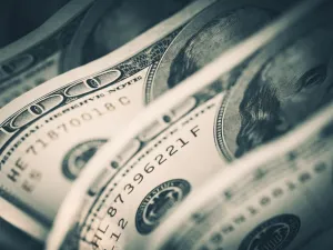 الدولار يرتفع والين يستقر بعد بيانات من الصين وسط معاملات حذرة