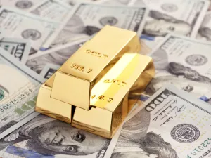 الذهب يتراجع بفعل جني أرباح لكنه يتماسك فوق 1700 دولار