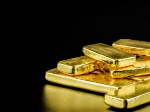 الذهب يهبط عن ذروة 8 سنوات