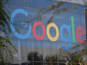 ذكرت جوجل في بيان عبر الإنترنت أنها حذفت حوالي 600 تطبيق من متجرها الإلكتروني "بلاي ستور" بسبب هذه القاعدة
