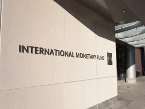 صندوق النقد يتوقع تآكل 425 مليار دولار من اقتصادات الشرق الأوسط ووسط آسيا.