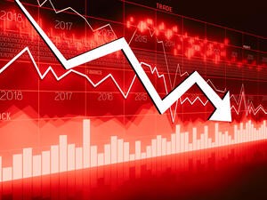 تضررت أسهم شركات صناعة السيارات بشدة ونزل سهم "تويوتا موتور" 2.4 في المائة و"نيسان موتور" 3.5 في المائة و"هوندا موتور" 3.4 في المائة