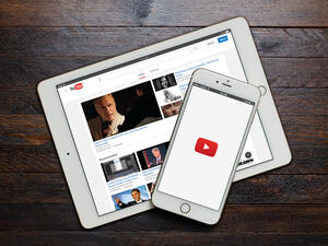 يمكن دفع فيديو YouTube العائم بعيدًا عن الشاشة مع الاحتفاظ بالصوت الناتج عنه، فأنت تشغل فيديو YouTube الموسيقي المفضل لديك في الخلفية كما لو كان تطبيقًا موسيقيًا