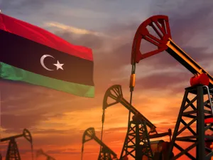 قال محافظ مصرف ليبيا المركزي إن الحصار المفروض على موانئ رئيسية لتصدير النفط في ليبيا يضر بالاقتصاد ويجب رفعه سريعاً