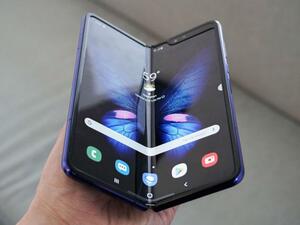 جهاز Galaxy Fold من سامسونج، وهو الهاتف الذكي القابل للطي ذو السجل الهش وسعر 1980 دولارا