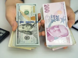 فيتش تنتقد تركيا لخفض الفائدة 