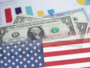 الدولار يرتفع وسط ترقب المستثمرون اجتماع البنك المركزي الأوروبي وبيانات أميركية