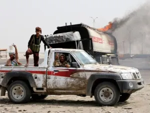 Southern separatist fighters patrol a road in Aden, Yemen, Aug. 29, 2019 /AFP 