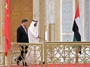 Chinese President Xi Jinping (L) and Abu Dhabi Crown Prince Sheikh Mohammed bin Zayed al-Nahyan arrive at the presidential palace in Abu Dhabi, on July 20, 2018 /AFP
