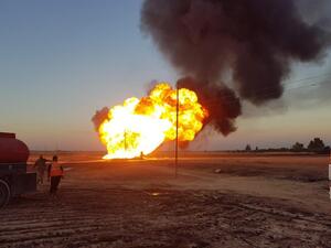 An oil pipeline burns in Syria /AFP